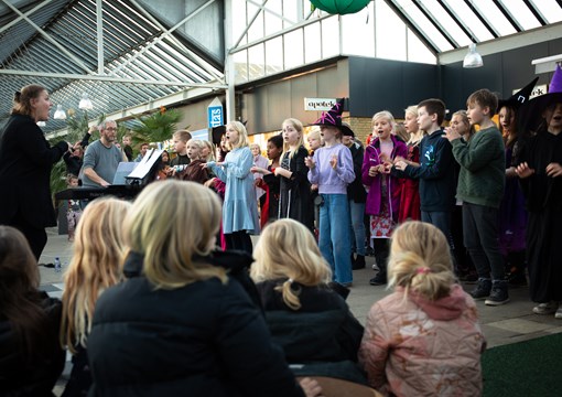 Børn der synger til Spil Dansk arrangement i Jyllingecentret