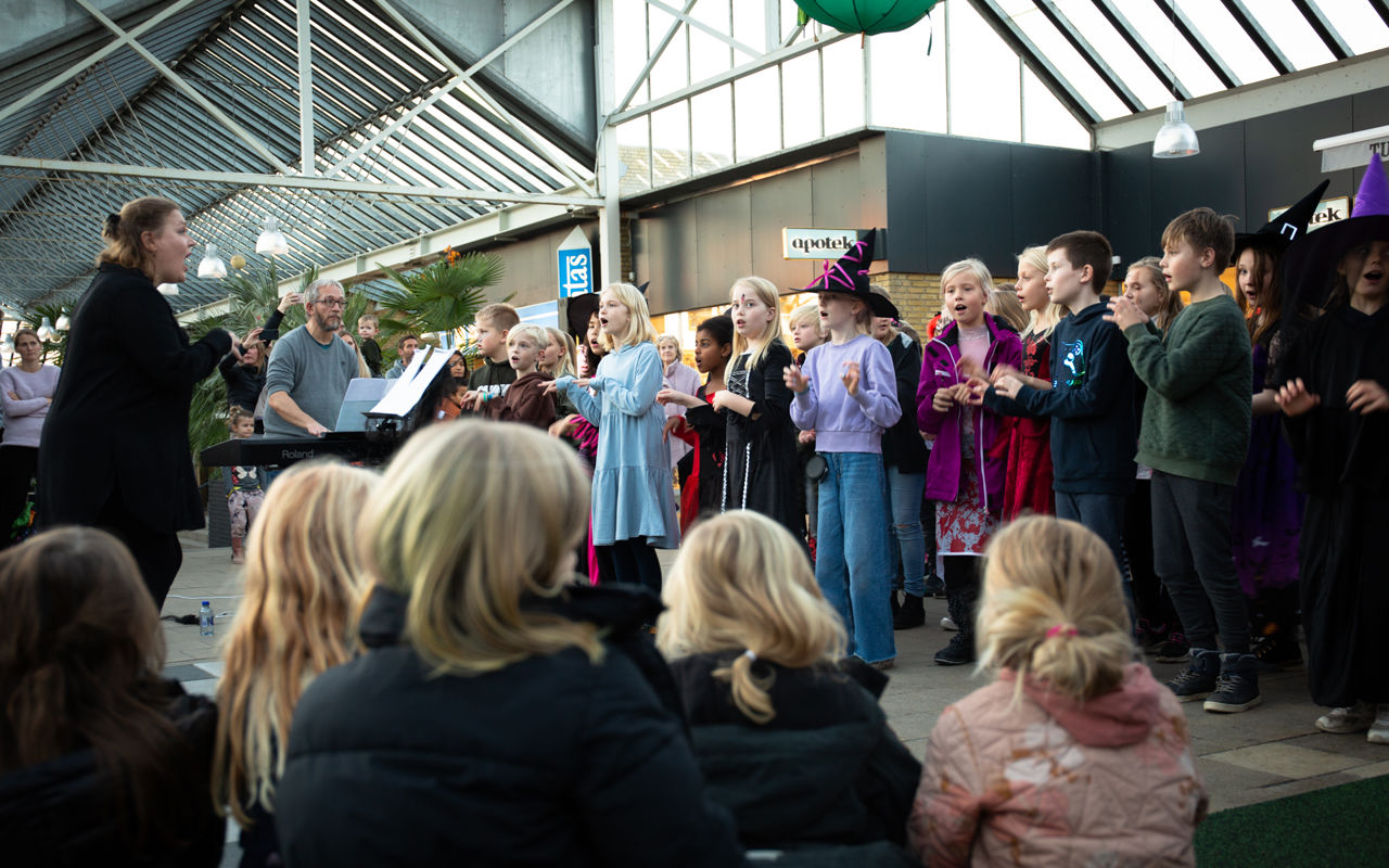 Børn der synger til Spil Dansk arrangement i Jyllingecentret