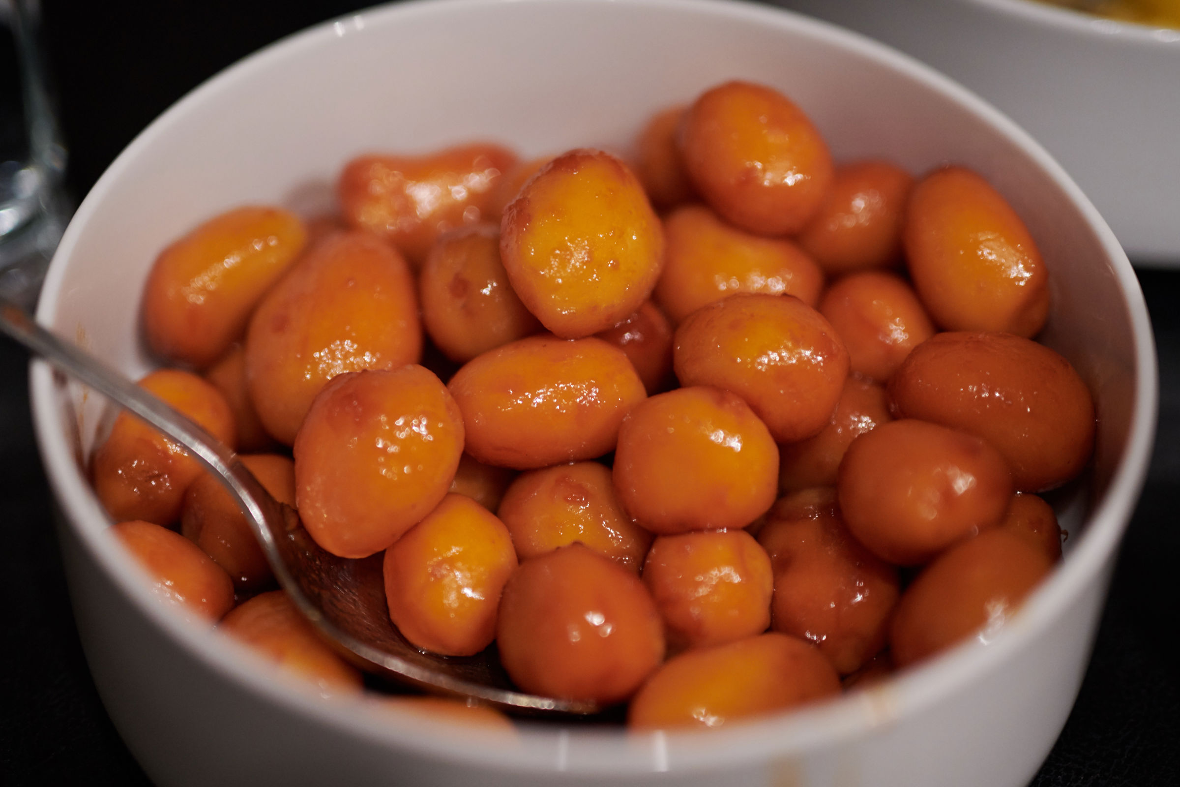 Skål med brunede kartofler