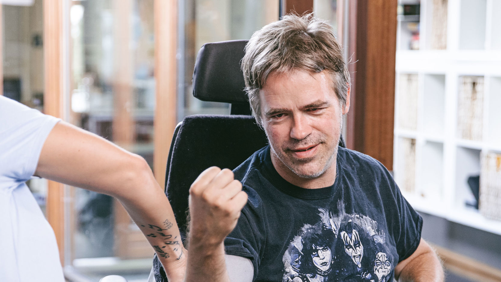 Mand får taget sit blodtryk af SOSU-elev.