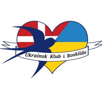 Et hjerte med det ukrainske og det danske flag. Der er også en svale og et banner med noget tekst.