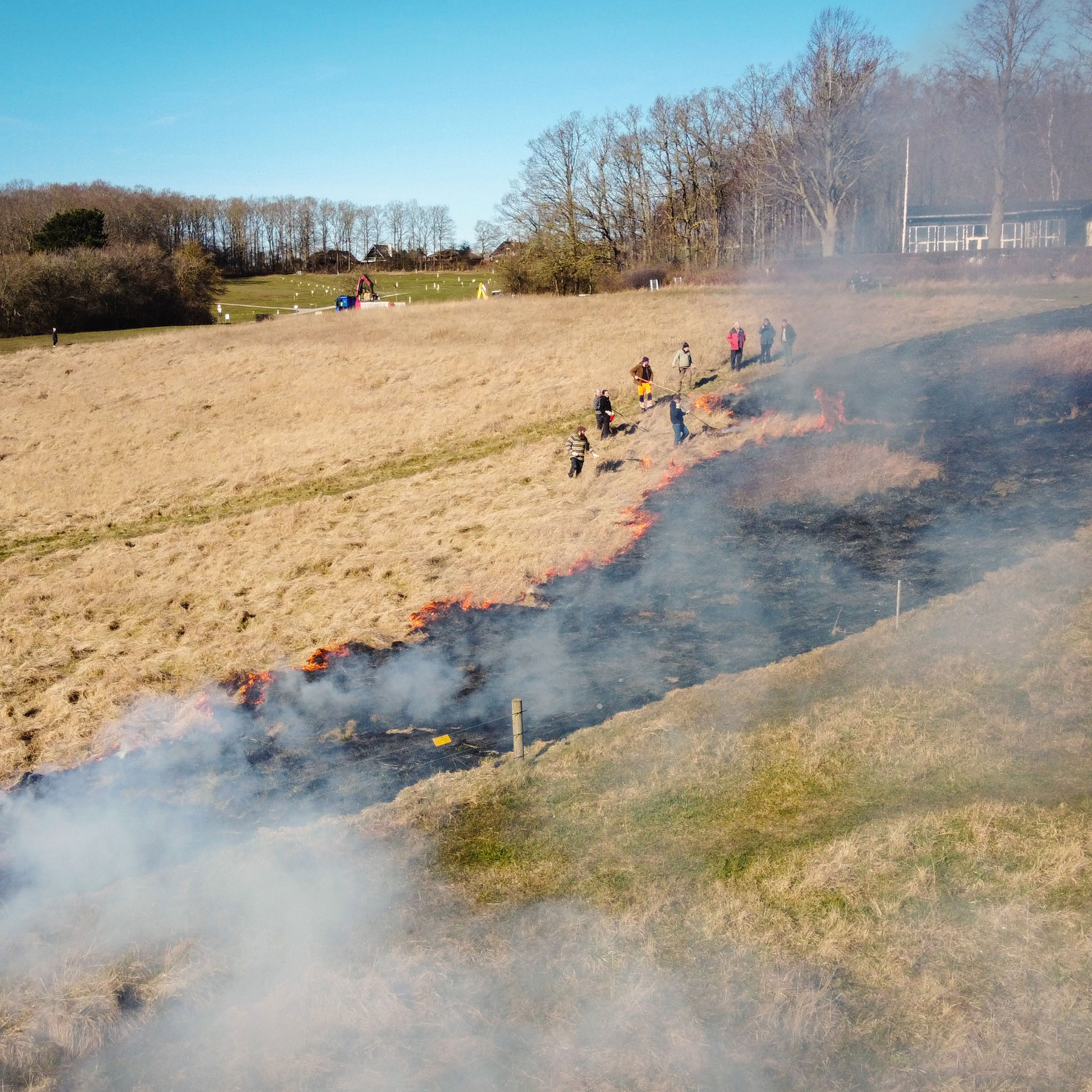 Ilden brænder her mod vinden, og bevæger sig derfor relativt langsomt.