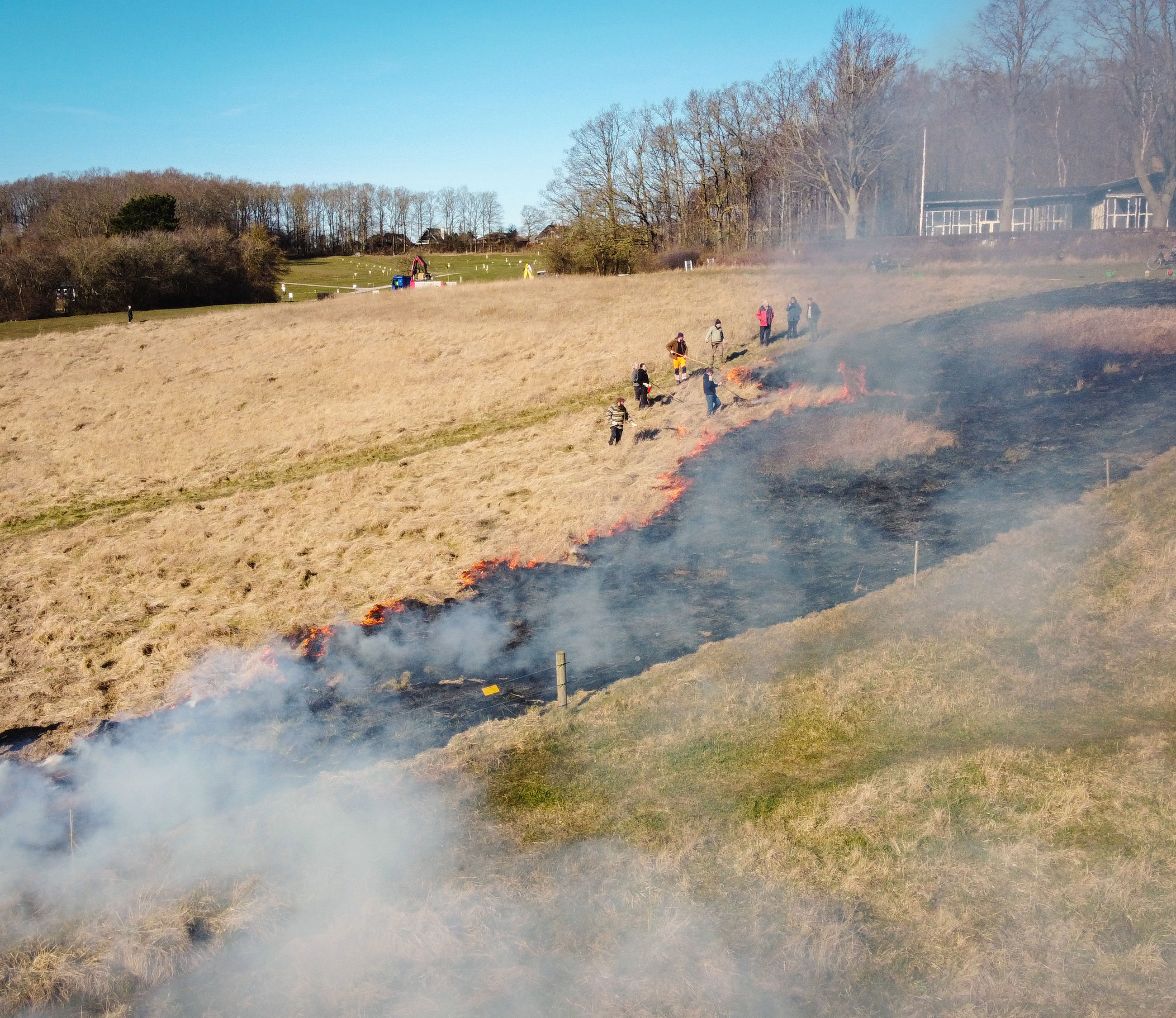 Ilden brænder her mod vinden, og bevæger sig derfor relativt langsomt.
