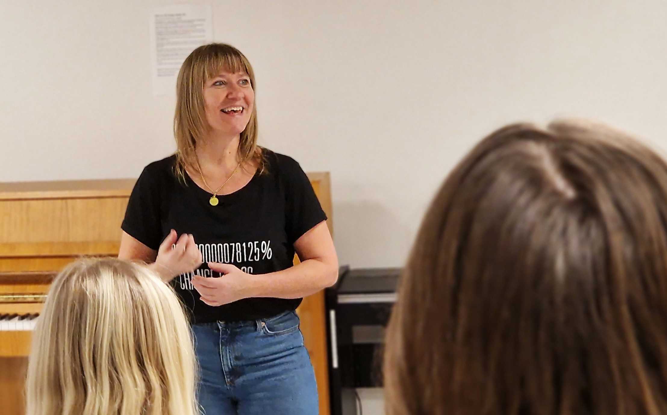 Camilla Tiedt Frith stortrives som korleder og sanglærer på Kulturskolen