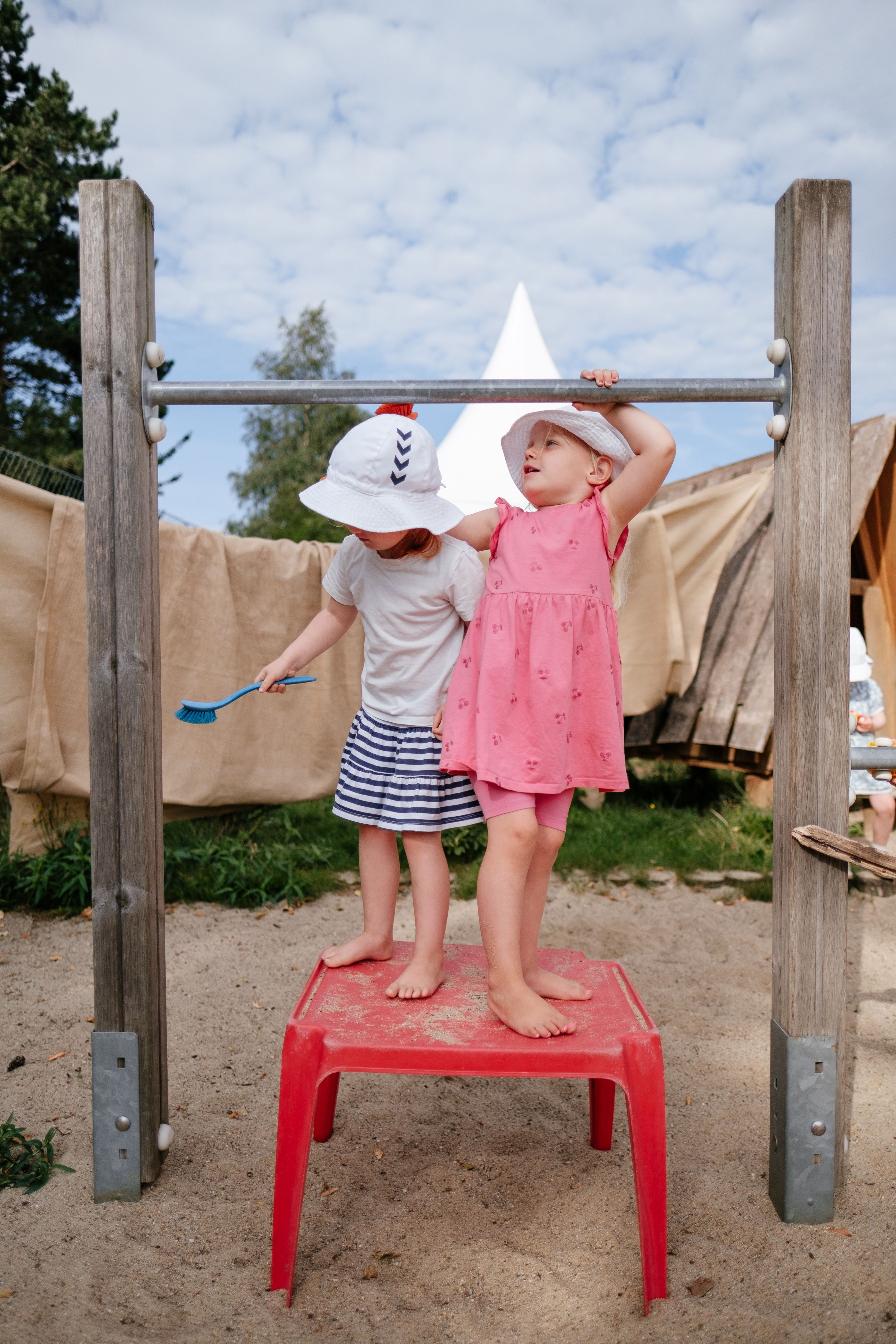 Børn i klatrestativ