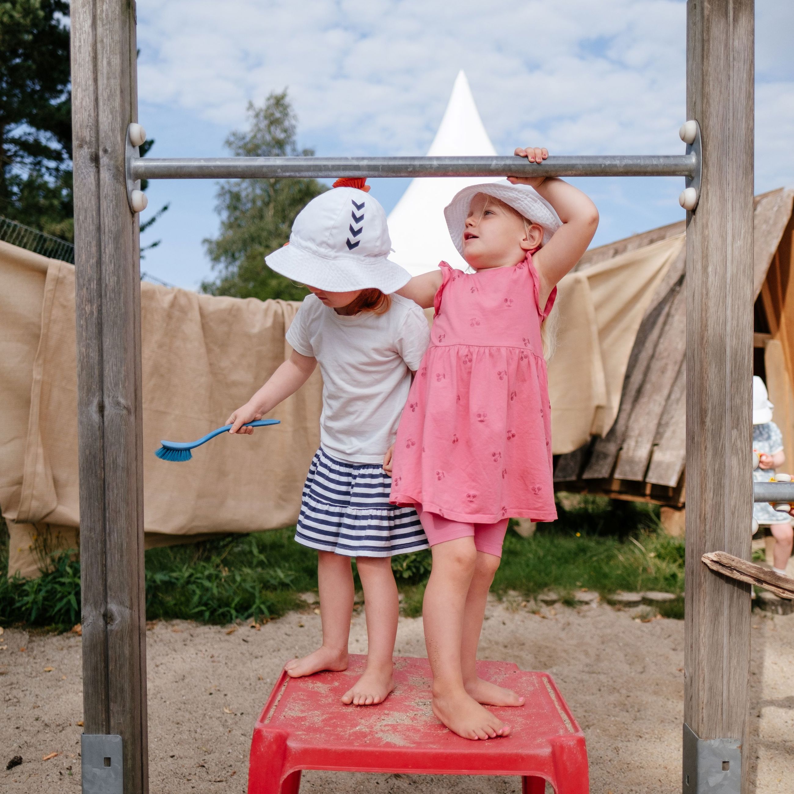 Børn i klatrestativ