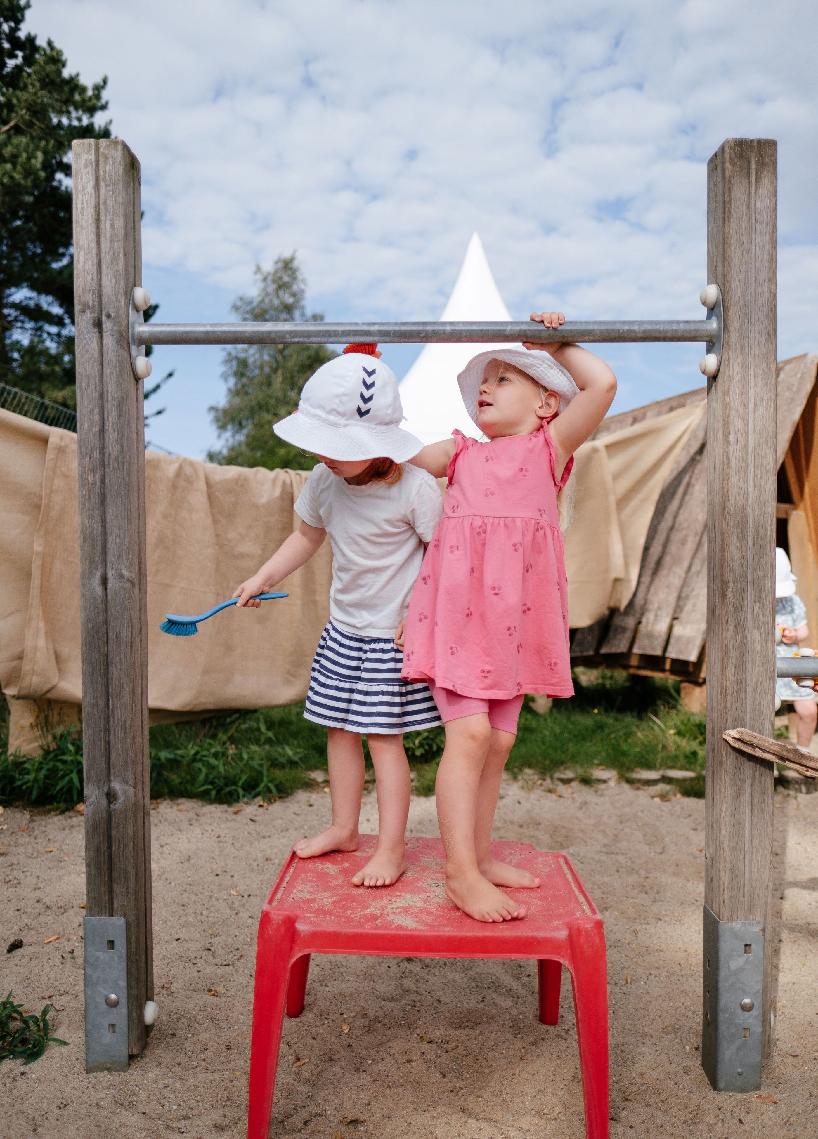 Børn i klatrestativ