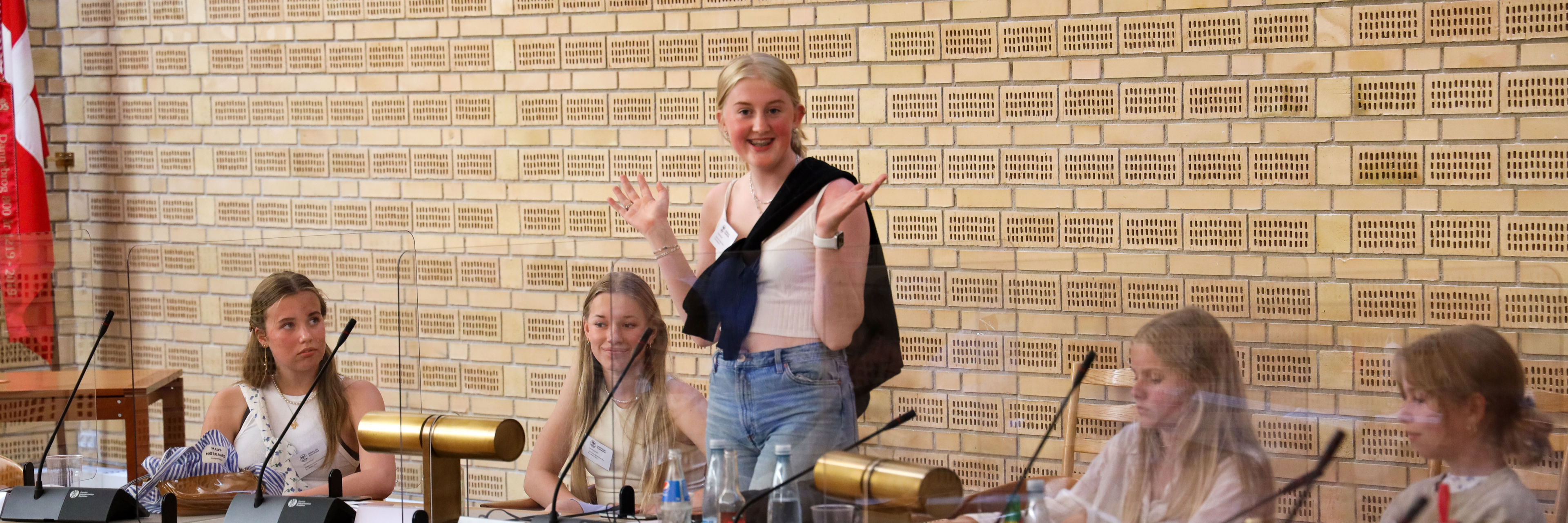 Møde i byrådssalen.