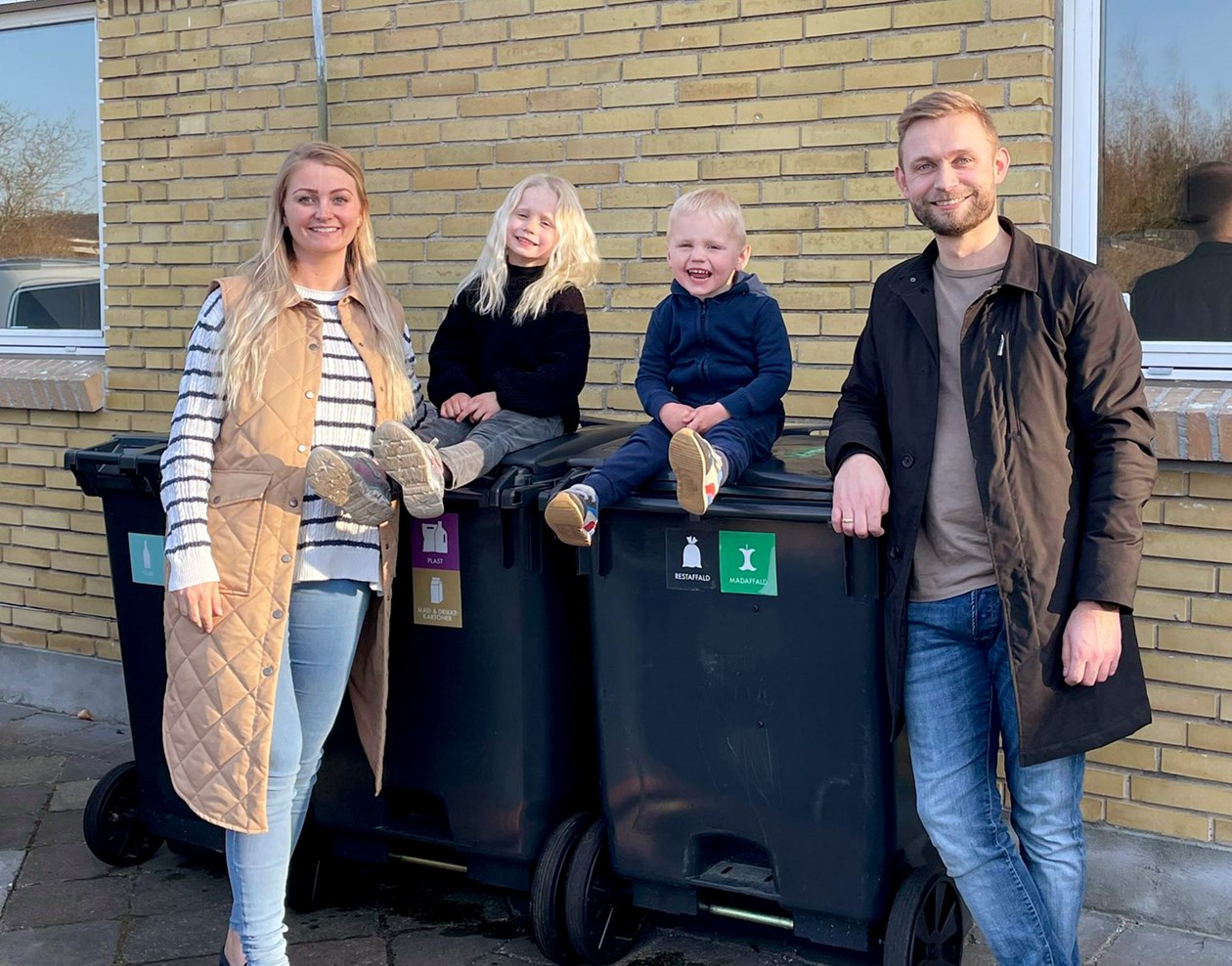 Familien Knudsen fra Gundsømagle står foran den nye affaldsbeholder