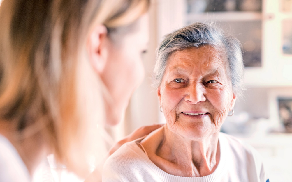 En samtale mellem ældre borger og konsulent.