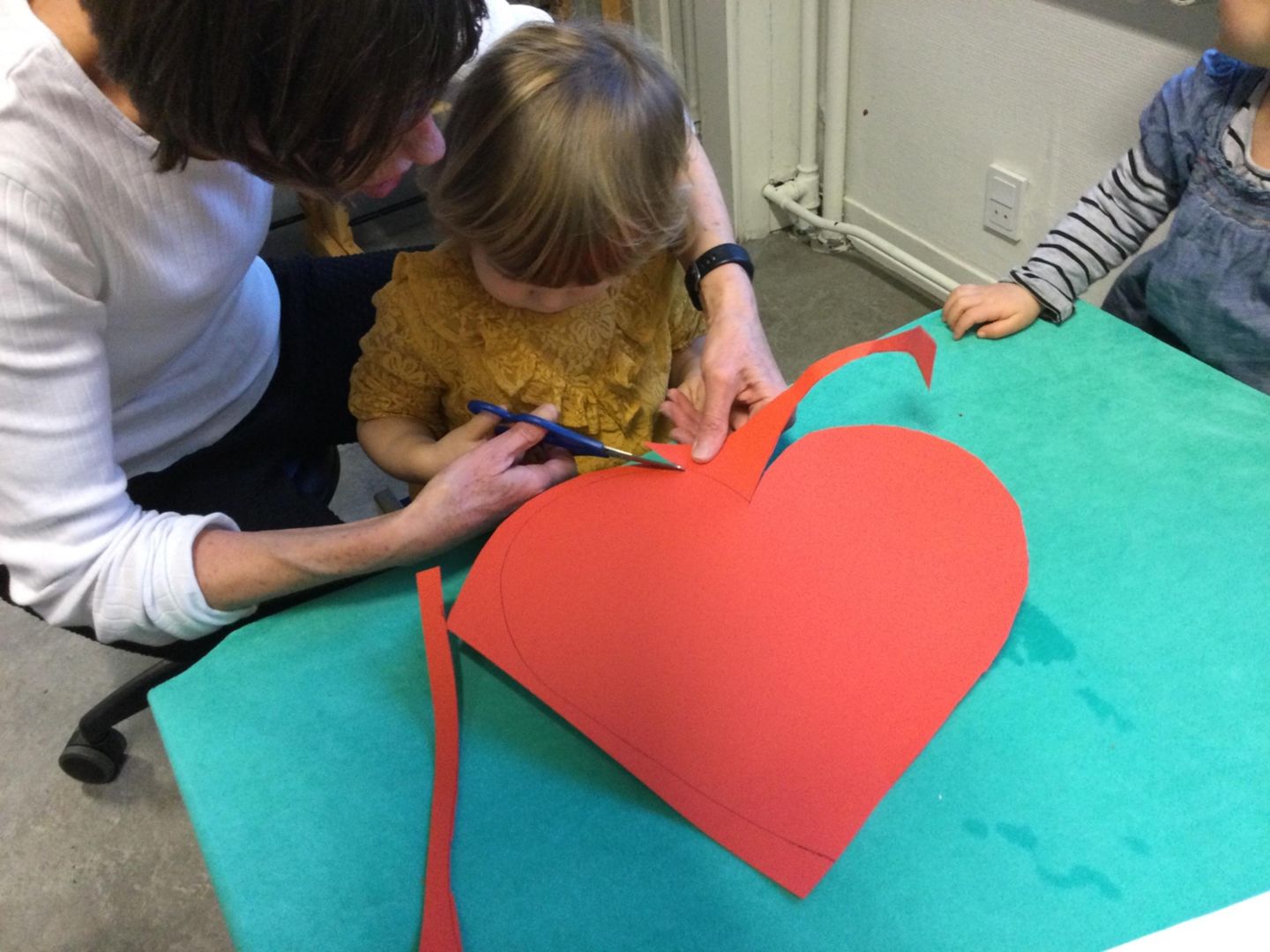 Barn og voksen der klipper sammen